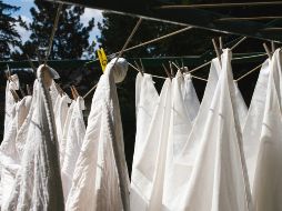 Es importante conocer algunos métodos para que la ropa seque rápido sin perder el olor y la apariencia de recién lavado. UNSPLASH.