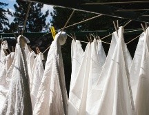 Es importante conocer algunos métodos para que la ropa seque rápido sin perder el olor y la apariencia de recién lavado. UNSPLASH.