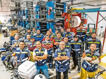 Su labor implica enfrentar calles inundadas, tráfico y jornadas extensas, destacando su compromiso con la entrega diaria de las ediciones. EL INFORMADOR/A. Navarro