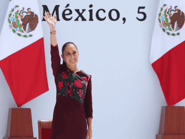 "En este México nuevo la honestidad no es la excepción, es la regla y quien traiciona al pueblo, quien roba al pueblo, enfrenta a la Justicia", afirmó Sheinbaum. EFE/M. Guzmán