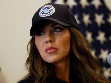 En declaraciones a Fox News, Noem habló de la violencia que, dijo, enfrentan los agentes migratorios en Estados Unidos. AP / ARCHIVO