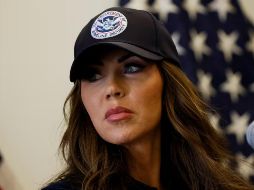 En declaraciones a Fox News, Noem habló de la violencia que, dijo, enfrentan los agentes migratorios en Estados Unidos. AP / ARCHIVO