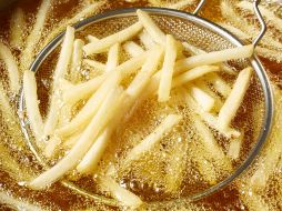 Gracias a la acción del ácido acético, las papas se mantienen firmes, crujientes y doradas, sin deshacerse ni absorber demasiado aceite. CANVA