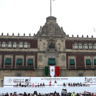 Miles de personas asistieron al Zócalo por aniversario de Sheinbaum en la presidencia