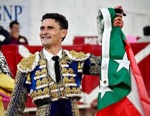 El yucateco, vestido de cian y oro, cortó la única oreja de la tarde tras una gran faena ante “Responsable”, un toro de 485 kilos de la ganadería De Santiago, que cerró su lote. ESPECIAL/ Plaza Nuevo Progreso.