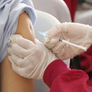 Invitan a vacunarse ante repunte de sarampión