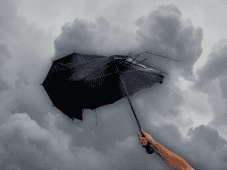 Los intervalos de chubascos y las lluvias puntuales fuertes a intensas, se acompañarán con descargas eléctricas y posible caída de granizo. ESPECIAL / CANVA