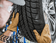 Un error común al inflar las llantas es no revisar la presión correcta para el tipo de viaje que se va a hacer. ESPECIAL / CANVA