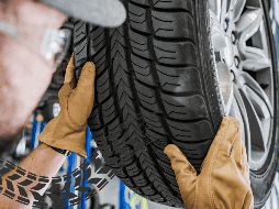 Un error común al inflar las llantas es no revisar la presión correcta para el tipo de viaje que se va a hacer. ESPECIAL / CANVA