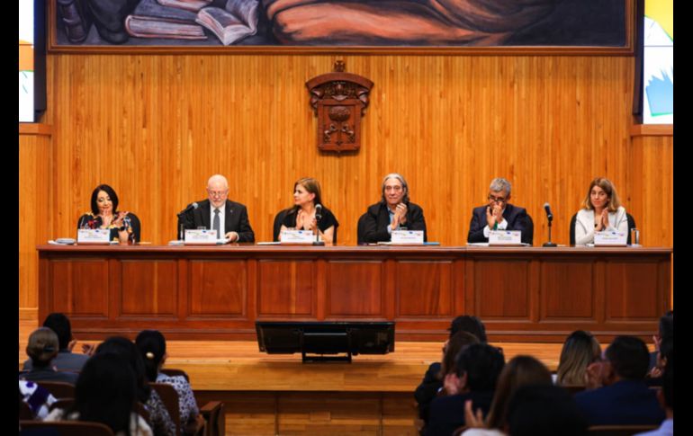Marisol Schulz, José Trinidad Padilla, Karla Planter, Xavier Marcé, Héctor Raúl Solís y Anna Guitart estuvieron presentes durante la presentación del programa general de la FIL 2025. EL INFORMADOR / J. Acosta