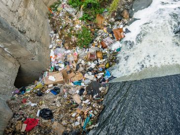 La falta de acceso a servicios básicos de saneamiento es una de las principales causas de malnutrición, ausentismo escolar, pérdida de productividad y muerte en zonas vulnerables. UNSPLASH