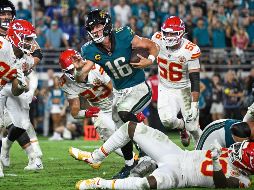 Trevor Lawrence anotó el último touchdown para amarrar la victoria de Jacksonville. AP/P. Ebenhack