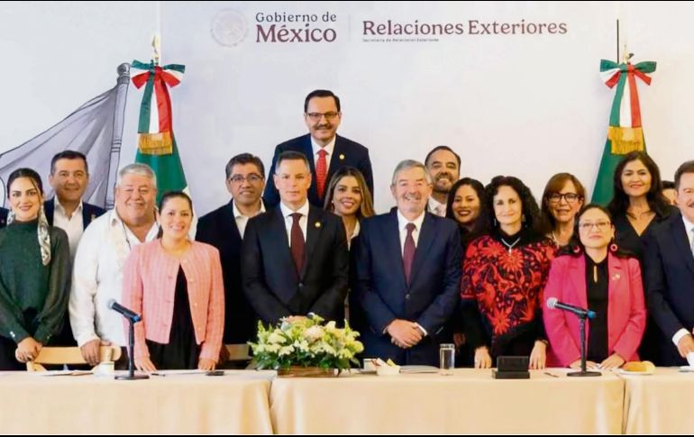 El canciller Juan Ramón de la Fuente se reunió con senadores para analizar la renegociación del T-MEC, la política migratoria y la defensa de los intereses de México ante Estados Unidos. ESPECIAL