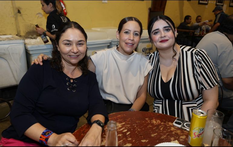 El ambiente de fiesta reflejó la buena relación entre colaboradores y directivos. EL INFORMADOR/A. Navarro