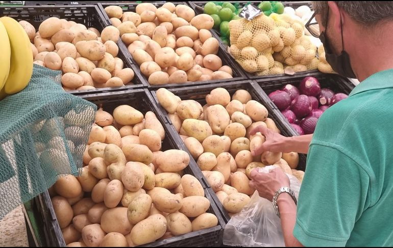 La papa blanca es uno de los alimentos con descuento hoy en WalMart. EL INFORMADOR/Archivo