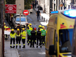 Personal de emergencia responde a la escena del derrumbe de un edificio en Madrid, España, el martes 7 de octubre de 2025. AP / Manu Fernández