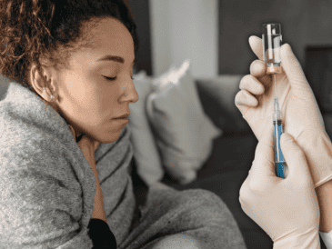 Deben vacunarse los enfermos con asma, padecimientos cardiovasculares o con enfermedades que los debilitan, entre otros. ESPECIAL / CANVA