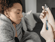 Deben vacunarse los enfermos con asma, padecimientos cardiovasculares o con enfermedades que los debilitan, entre otros. ESPECIAL / CANVA