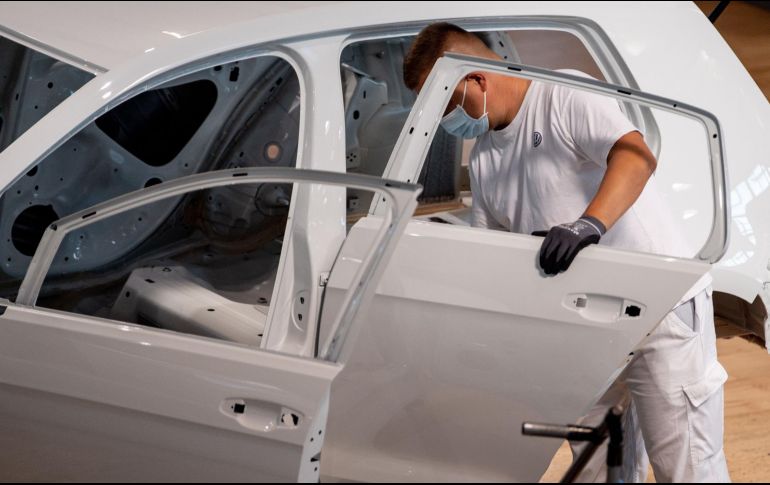 La baja en la venta de autos en Estados Unidos condiciona a la manufactura mexicana; el cierre del gobierno de aquel país puede traer complicaciones logísticas. EFE/Archivo