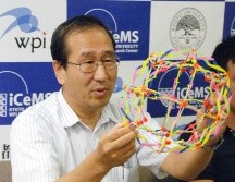 Susumu Kitagawa durante una conferencia en 2011. El japonés demostró que los gases pueden entrar y salir de las construcciones y predijo que las estructuras metal-orgánicas podrían hacerse flexibles. EFE/JIJI PRESS JAPAN