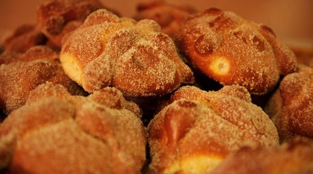 El pan de muerto es uno de los mayores símbolos del Día de Muertos y, cada año, millones de familias en México lo esperan para degustarlo. EL INFORMADOR / ARCHIVO