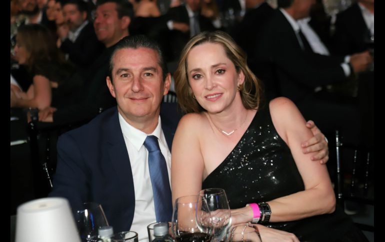 Pedro Pizá y Stephanie Shultz. GENTE BIEN JALISCO / Revista del 10 de octubre 2025