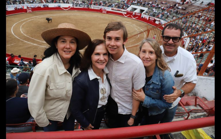 Claudia Arce, Susana Arce, Guillermo Delgadillo, Susana Jiménez y José Pablo Delgadillo. GENTE BIEN JALISCO / C. Jimeno