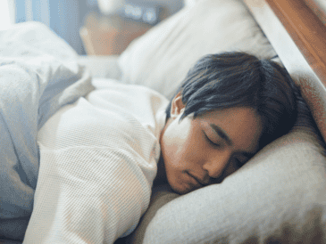 Dormir boca abajo puede reducir los ronquidos, pero esta posición obliga a girar el cuello hacia un lado durante muchas horas. CANVA