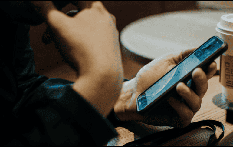 Aunque no es obligatorio desactivarlas, hacerlo puede aligerar la carga del sistema y optimizar el rendimiento general de tu celular. CANVA