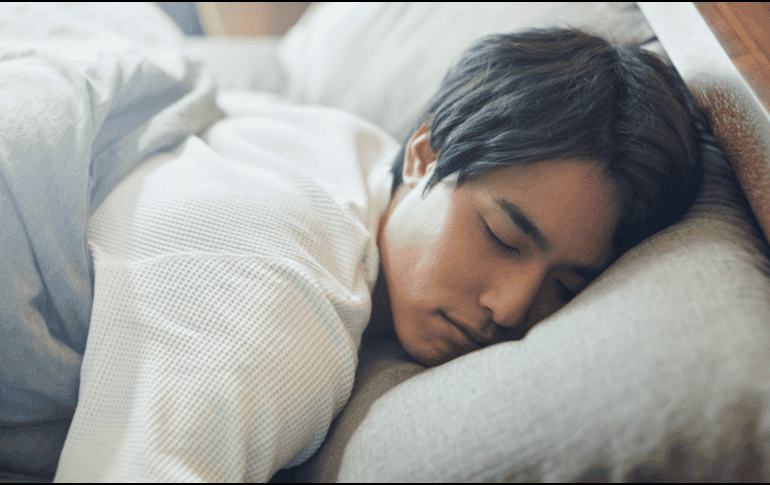 Dormir boca abajo puede reducir los ronquidos, pero esta posición obliga a girar el cuello hacia un lado durante muchas horas. CANVA