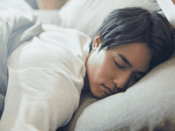 Dormir boca abajo puede reducir los ronquidos, pero esta posición obliga a girar el cuello hacia un lado durante muchas horas. CANVA