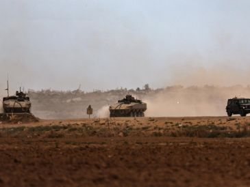 Una vez que el Gobierno israelí ratifique el plan de paz, el Ejército israelí tendrá un plazo de 24 horas para retirarse hasta la "línea amarilla" estipulada en el acuerdo. EFE/A. Safadi