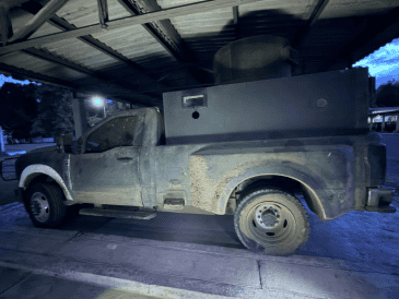 Apenas el pasado 8 de octubre fue asegurado un vehículo con blindaje artesanal por parte de elementos de la Policía del Estado. ESPECIAL / Fiscalía de Jalisco