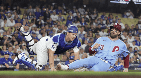 La novena de los Dodgers tiene a los Phillies de Filadelfia contra las cuerdas con ventaja de 2-1 en serie a ganar tres duelos. EFE / A. Dinner