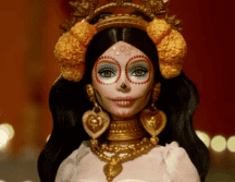  La muñeca de Día de Muertos, de la línea Barbie Signature, luce un vestido con mangas abullonadas y falda amplia que está inspirado en el cempasúchil, la flor distintiva de esta celebración que no falta en las ofrendas. CORTESÍA/ Mattel  