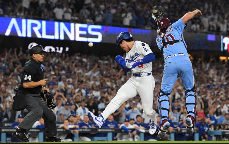 Hyeseing Kim, de los Dodgers de Los Ángeles, anota la carrera decisiva ante un mal disparo a home del pitcher Orion Kerkering. AP/M. Terrill
