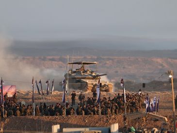 Tanques israelíes se retiran de la Franja de Gaza tras el acuerdo entre Israel y Hamás sobre la primera fase del plan de paz. EFE/A. Safadi