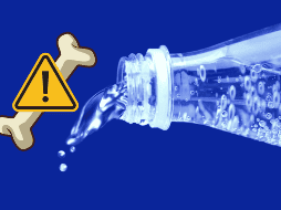 El agua mineral puede afectar tus huesos y dientes si la tomas en exceso. CANVA