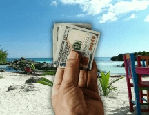 Tulum ha sido objetivo de críticas en redes sociales por los altos costos que representa para los visitantes, lo que ha dejado playas y negocios vacíos. ESPECIAL / CANVA