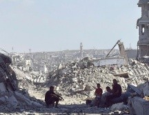 Durante la jornada de hoy los equipos de defensa civil han recuperado 99 cuerpos en diferentes áreas de la Franja de Gaza. EFE / Ahmad Awad