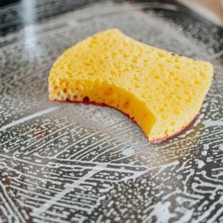 Aprende a eliminar correctamente las bacterias de la esponja de la cocina