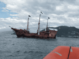 Al no lograr estabilizar la embarcación, se tomó la decisión de evacuar a las personas a la altura de Playa Camarones.  ESPECIAL