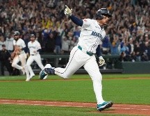 Jorge Polanco corre por las bases mientras celebra el hit que produjo la carrera de la victoria. Los Marineros se verán con los Azulejos en la final de la Liga Americana. AP/L. Wasson