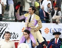 Diego San Román cortó dos orejas y salió en hombros por la puerta grande. CORTESÍA