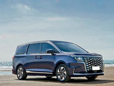 La Jac Traveller destaca por su imponente parrilla cromada y líneas rectas que refuerzan su carácter robusto y funcional. ESPECIAL