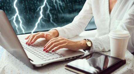 Se busca permitir el trabajo remoto temporal en caso de fenómenos naturales como lluvias, inundaciones o desbordamientos que impidan la movilidad en la Ciudad de México. ESPECIAL / CANVA