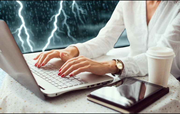 Se busca permitir el trabajo remoto temporal en caso de fenómenos naturales como lluvias, inundaciones o desbordamientos que impidan la movilidad en la Ciudad de México. ESPECIAL / CANVA