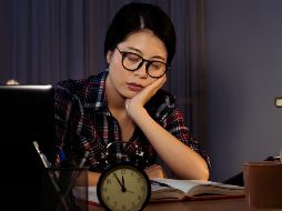 El descanso deficiente afecta directamente al sistema inmunológico y debilita las defensas naturales del cuerpo. ESPECIAL / CANVA