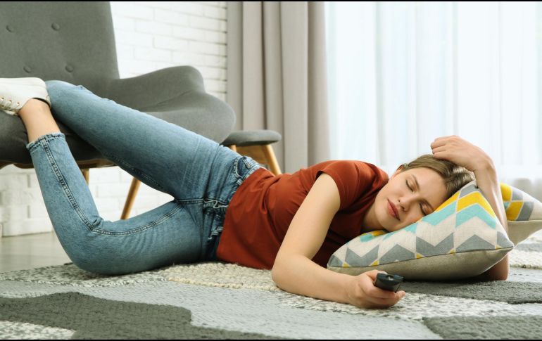 La inactividad ha aumentado en nuestros tiempos por el uso de dispositivos electrónicos, largas jornadas frente a una computadora y medios de transporte que reducen el movimiento diario. ESPECIAL / CANVA