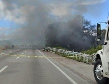 El choque desató un incendio de gran magnitud que provocó la rápida intervención de equipos de emergencia y seguridad. EFE/H.  Ríos